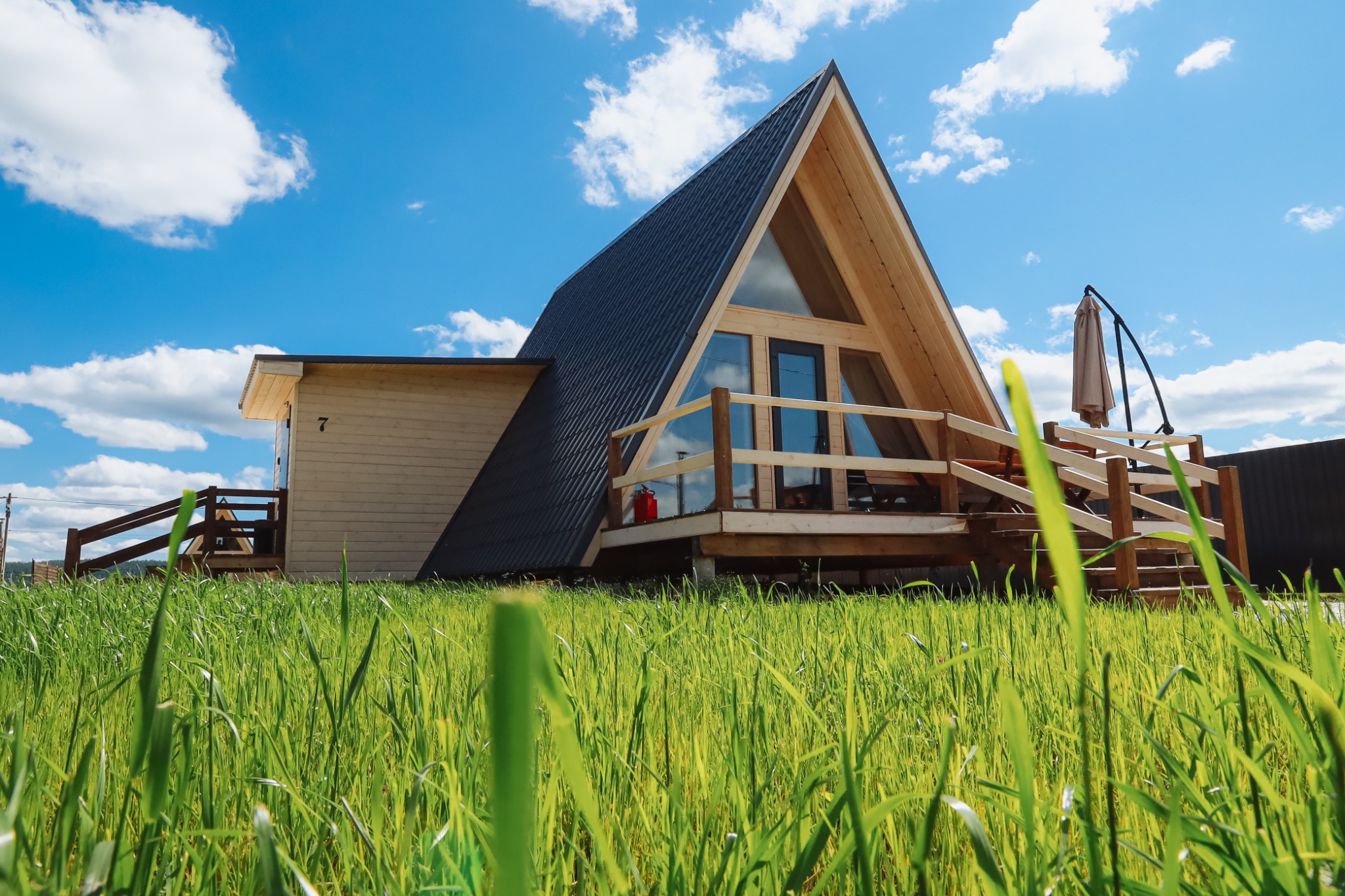 Домик A-frame среди простора и неба