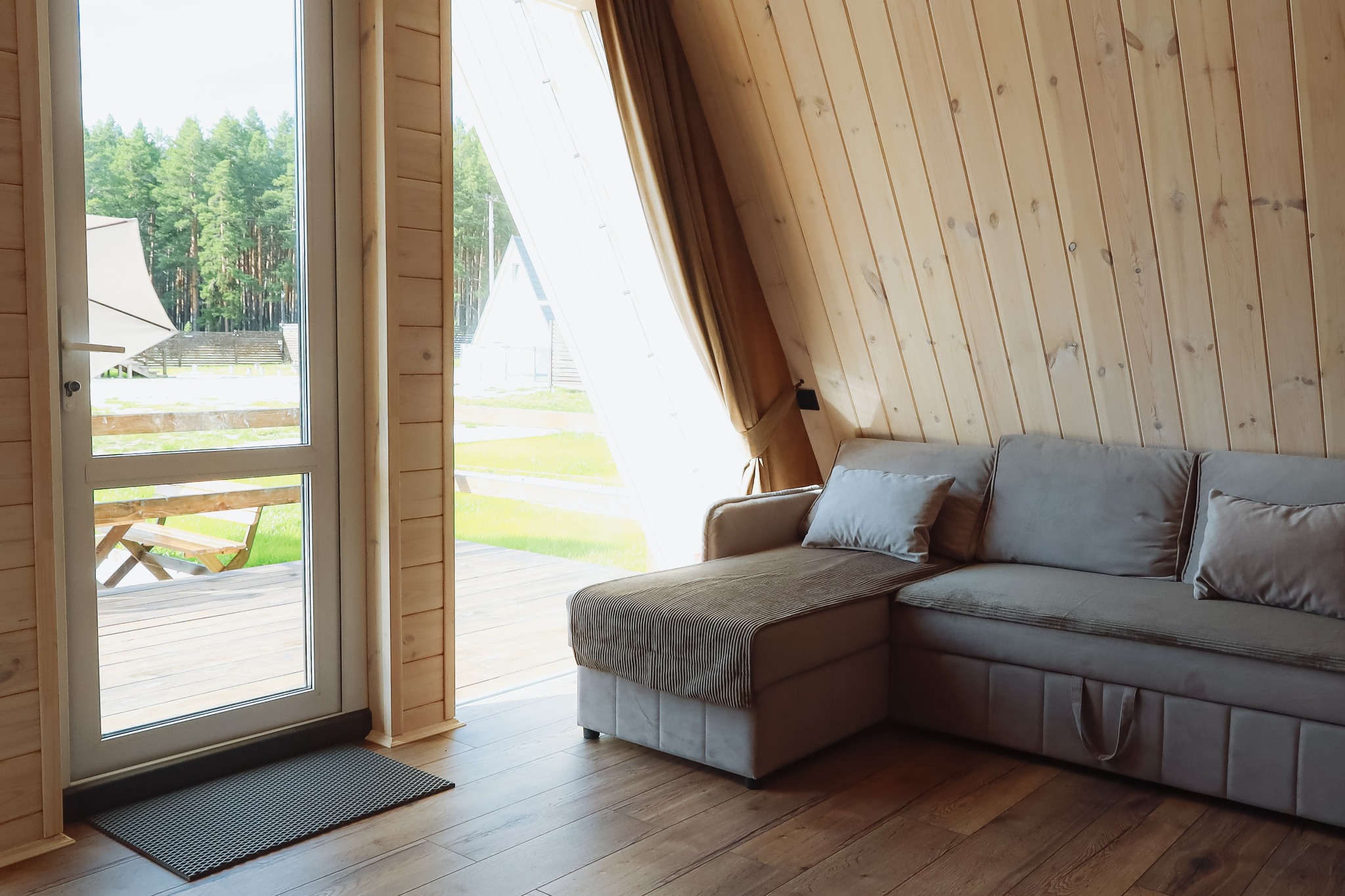 Уютная гостиная в домике A-frame